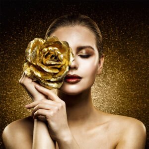 Foto Glas Art – Vrouw met gouden bloem voor haar oog,80x80cm, prachtig voor in de woon en of slaapkamer, inclusief ophang materiaal.
