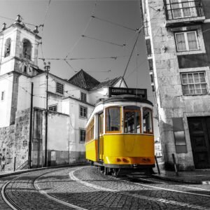 Fotobehang – Tram in een historische wijk in Lissabon, Gele tram tegen zwart witte achtergrond, 11 maten, incl behanglijm