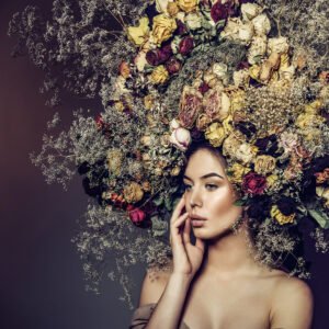 Foto Glas Art – Vrouw met gedroogde bloemen rond haar hoofd , 80×80, prachtig voor in de woon en of slaapkamer, inclusief ophang materiaal