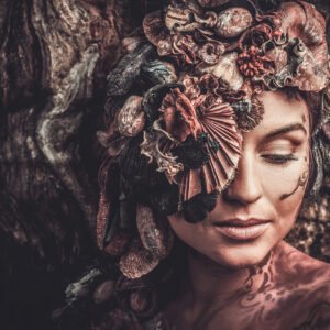 Foto Glas Art – Vrouw met moderne versiering om haar heen , 80×120, prachtig voor in de woon en of slaapkamer, inclusief ophang materiaal